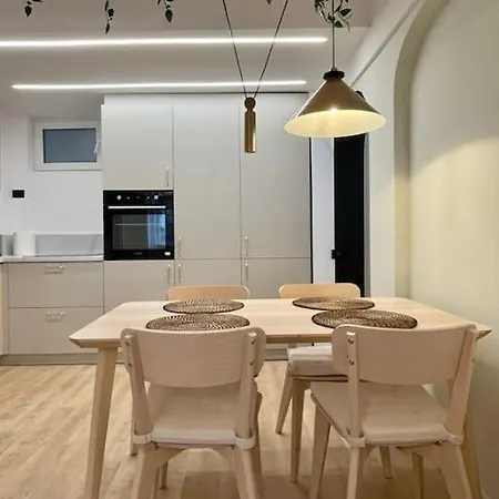 Urban Raw Calea Victoriei - Next To The Old Town *