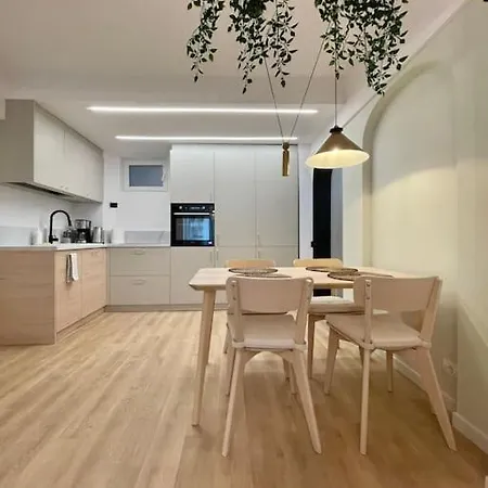 Urban Raw Calea Victoriei - Next To The Old Town Bucureşti