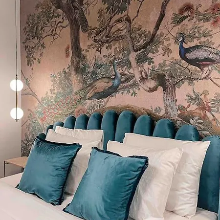 Urban Raw Calea Victoriei - Next To The Old Town